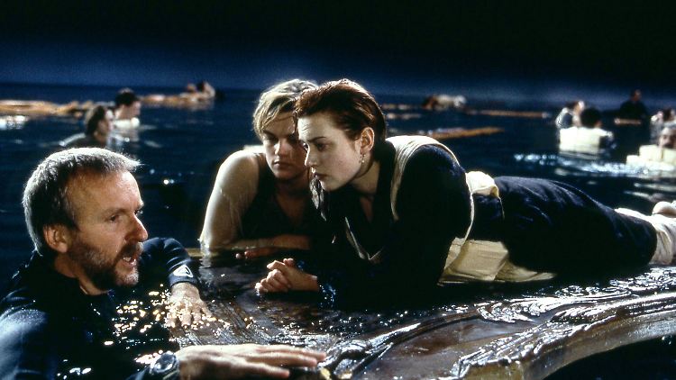 Diskutiert James Cameron (l.) hier mit seinen Hauptdarstellern schon bei den Dreharbeiten Mitte der 90er die umstrittene Szene?