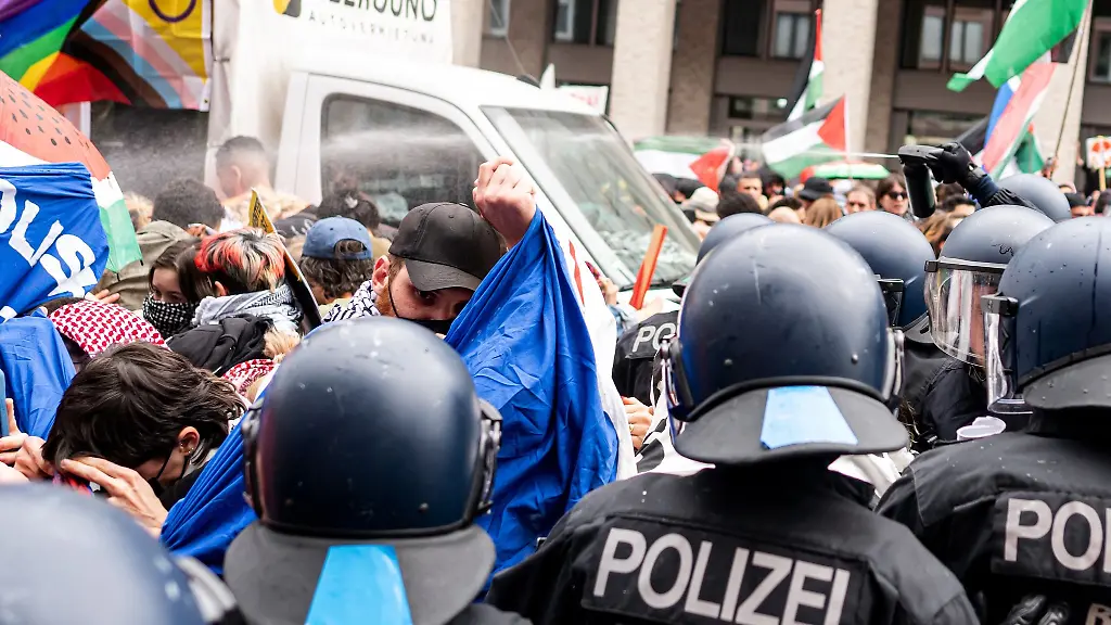 Die-Berliner-Polizei-geht-mit-Pfefferspray-gegen-Demonstranten-vor