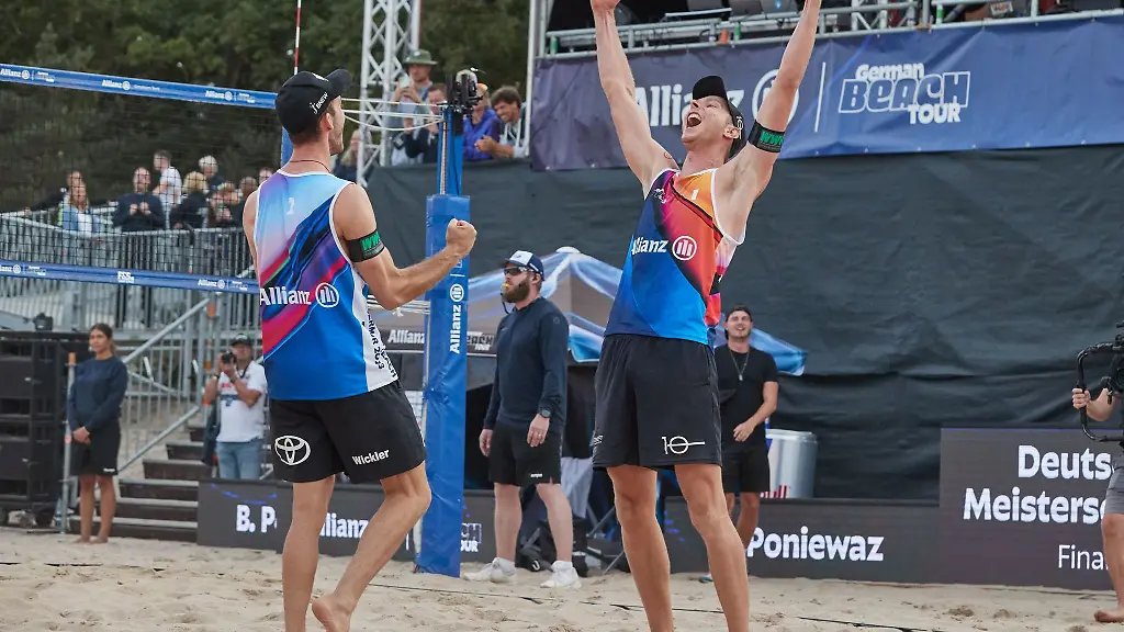 Clemens-Wickler-l-und-Nils-Ehlers-freuen-sich-ueber-ihren-Sieg