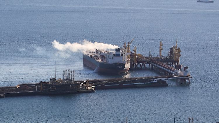Ein russischer Tanker nimmt im Oktober bei Krasnodar am Schwarzen Meer neues Öl auf. 