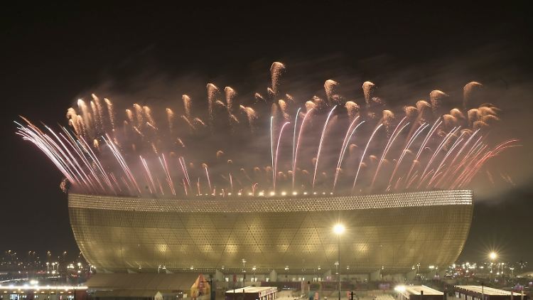 Ein letztes Mal Feuerwerk, dann zieht der Zirkus und damit die große Aufmerksamkeit weiter.