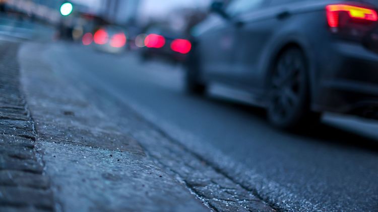 Gefährliche Straßenlage: Bei Blitzeis lässt man im Zweifel das Fahrzeug besser stehen und wartet die Besserung der Lage ab.
