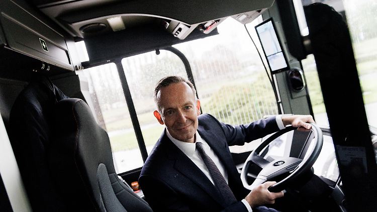Elektromobilität braucht klimaneutral produzierten Strom: Verkehrsminister Wissing am Steuer eines Busses.