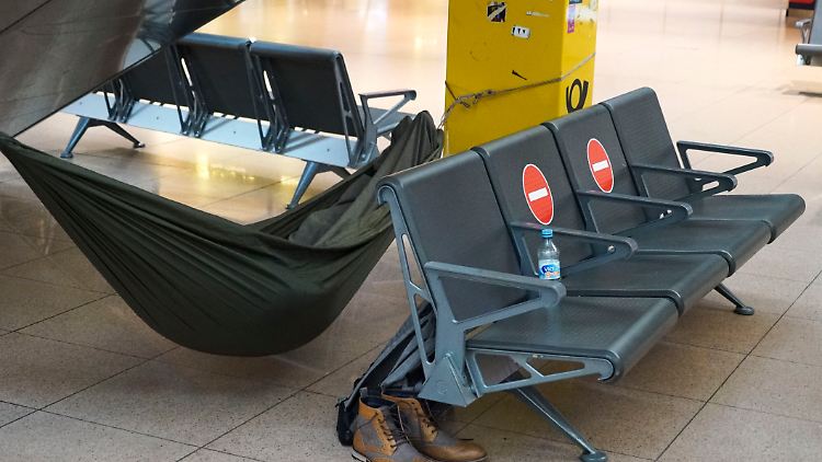 Ein Mann wartet während eines Streiks auf den nächstmöglichen Flug.