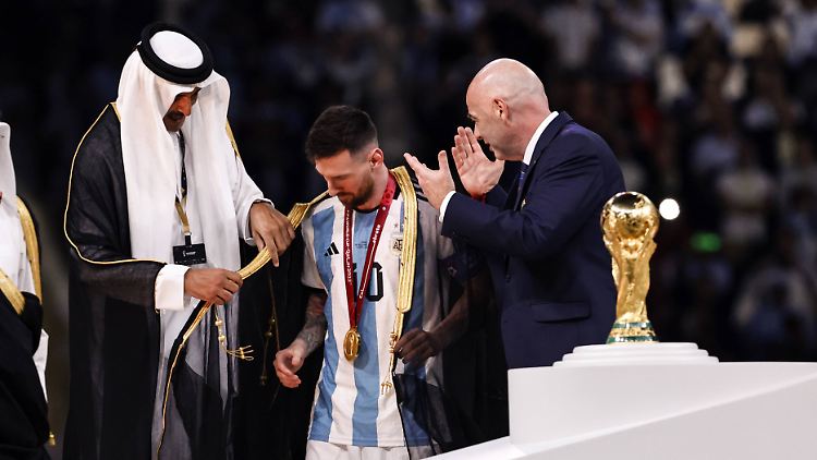 Messi bekam den Bischt auf der Bühne übergezogen.