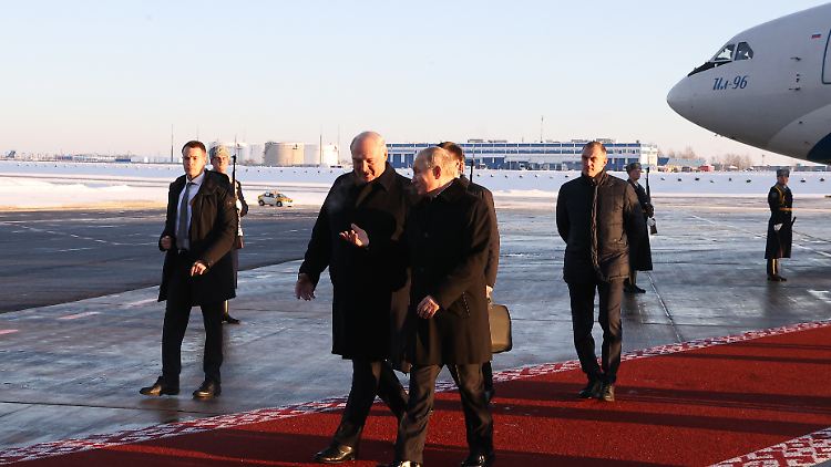 Die Bande wirken eng, doch hatte der belarussische Staatschef Lukaschenko bereits wiederholt erklärt, er plane keine Entsendung von Soldaten in die Ukraine.