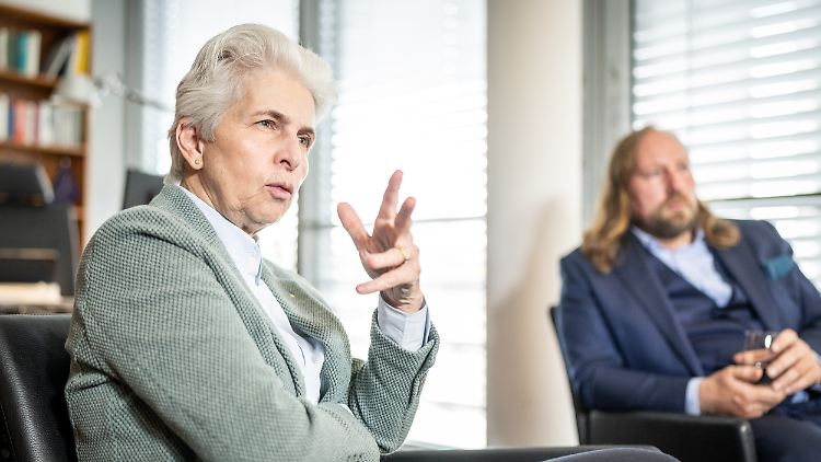 Marie-Agnes
Strack-Zimmermann (FDP) ist Vorsitzende
des Verteidigungsausschusses im Bundestag, Anton Hofreiter (Grüne) ist Vorsitzender des Europaauschusses.