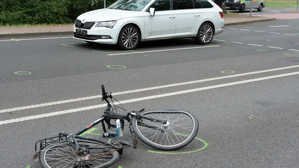 Ein-Fahrrad-liegt-an-der-Unfalstelle