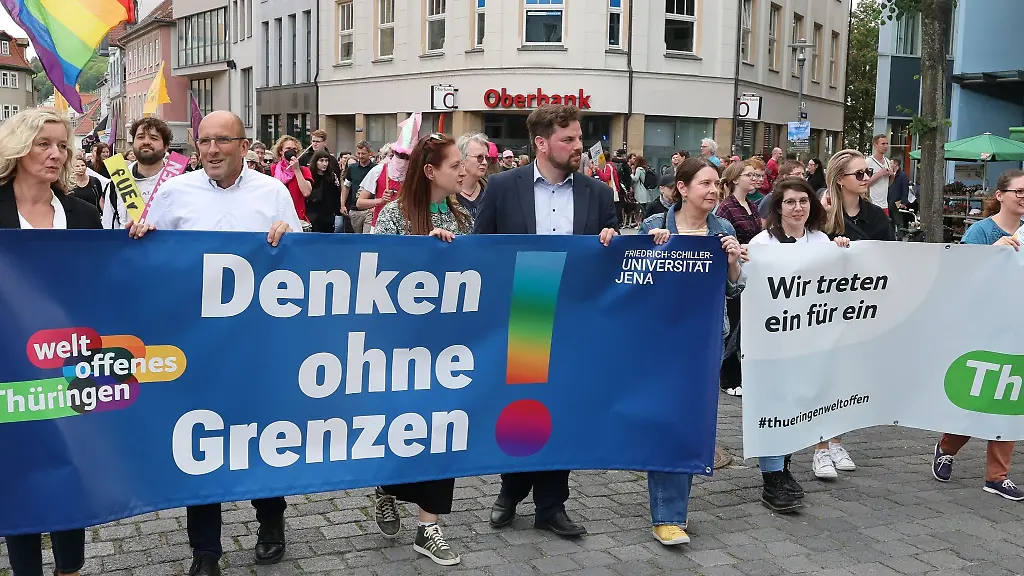 Denken-ohne-Grenzen-steht-auf-einem-Plakat-von-Teilnehmern-einer-Demonstration-unter-dem-Motto-Demokratie-verteidigen-der-Initiative-Jena-solidarisch-die-durch-die-Innenstadt-laufen