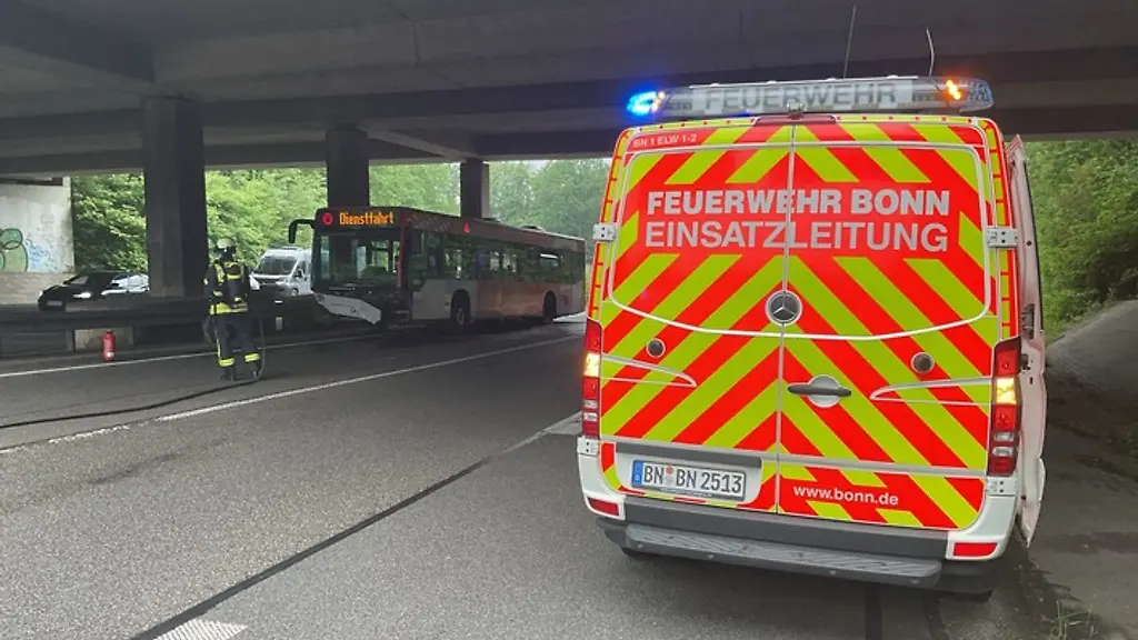 Kraefte-der-Feuerwehr-sind-bei-einem-Unfall-auf-der-Autobahn-562-im-Einsatz