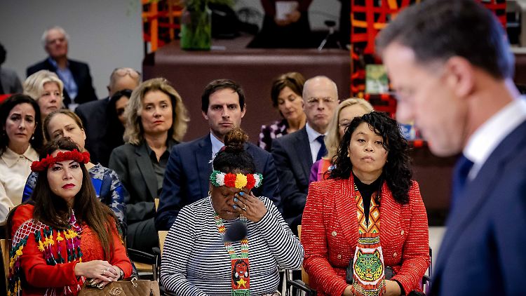 Ministerpräsident Mark Rutte entschuldigte sich vor Vertretern von Nachfahren von versklavten Menschen.