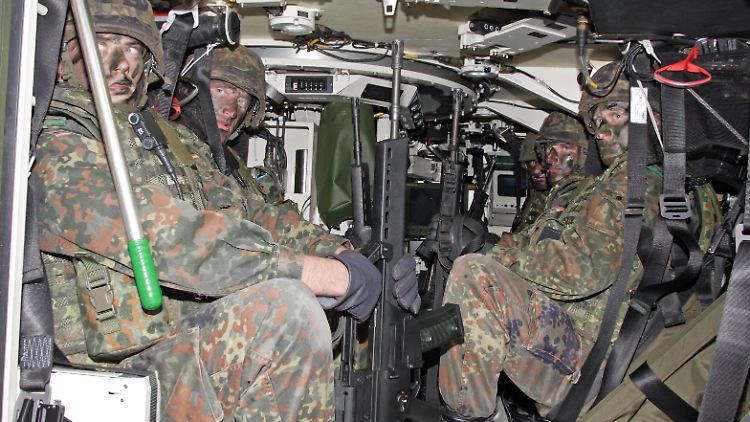 Umgeben von modernster, aber auch anfälliger Technik: Soldaten im Inneren eines Schützenpanzers Puma. (Aufnahme von 2006)
