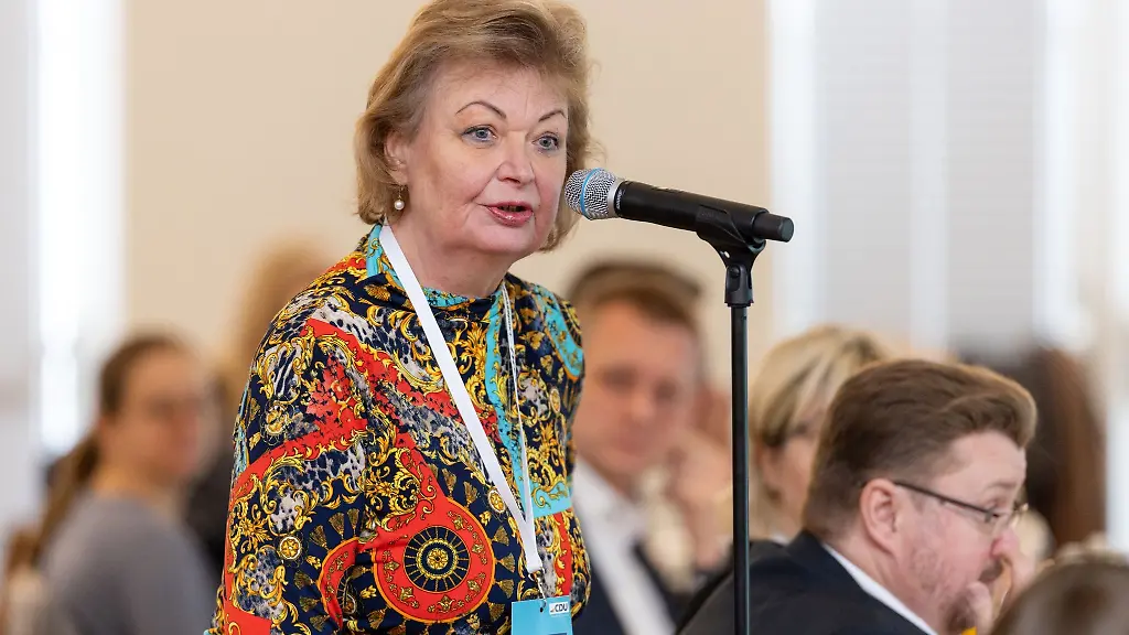 Martina-Schweinsburg-spricht-bei-der-Landesvertreterinnenversammlung-der-CDU-im-Kultur-und-Kongresszentrum-Festhalle-Ilmenau