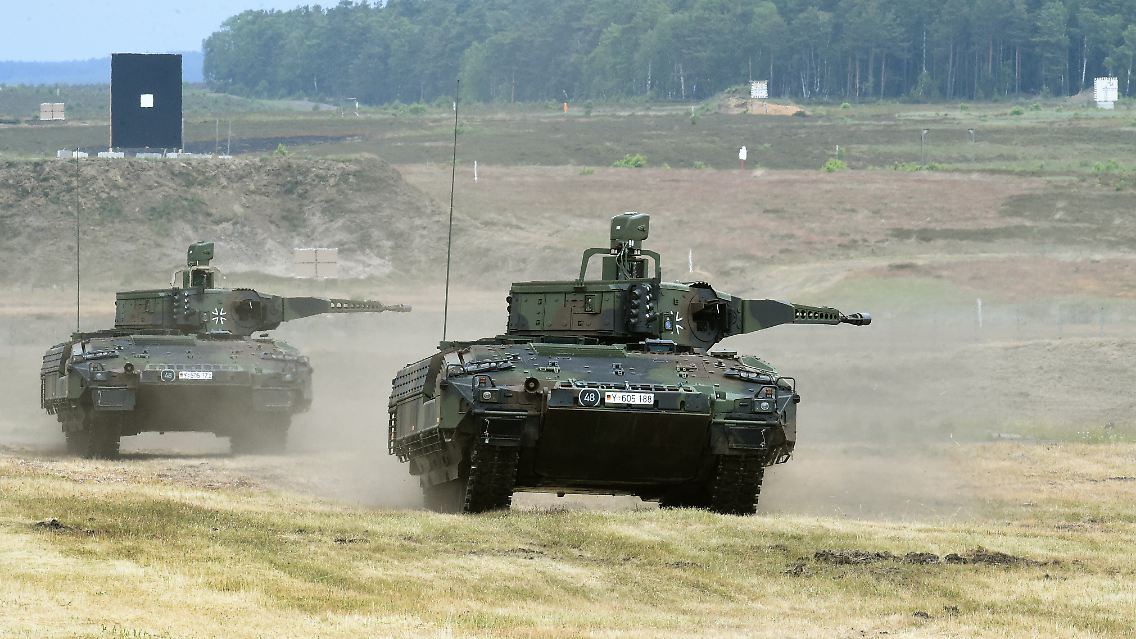 Schützenpanzer: Anders als Kampfpanzer sind sie mit kleineren Maschinenkanonen (im Bild: "Puma", das neueste Modell der Bundeswehr) und gelegentlich mit Lenkflugkörpern ausgerüstet. Ihr Aufgabe ist ...