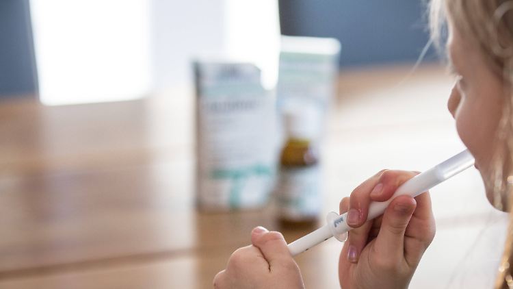 Fiebersaft und andere Medikamente für Kinder sind gerade schwer zu beschaffen.