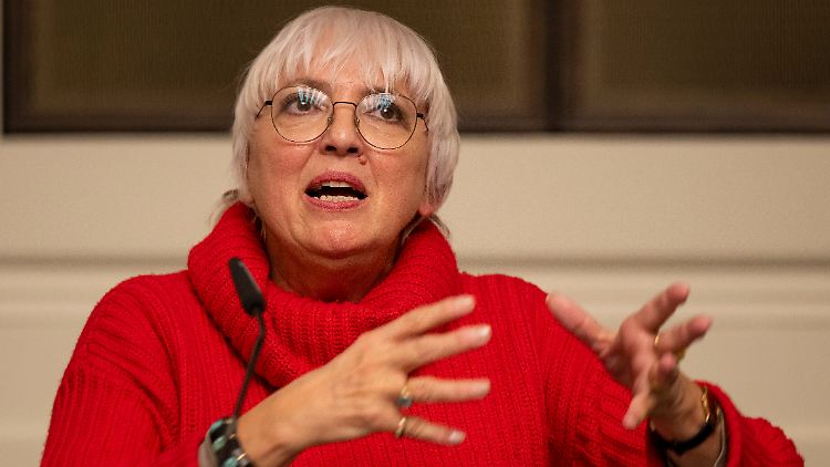 Wenn Intendanten mehr verdienen als der Bundeskanzler, bestehe laut Claudia Roth eine Schieflage. 