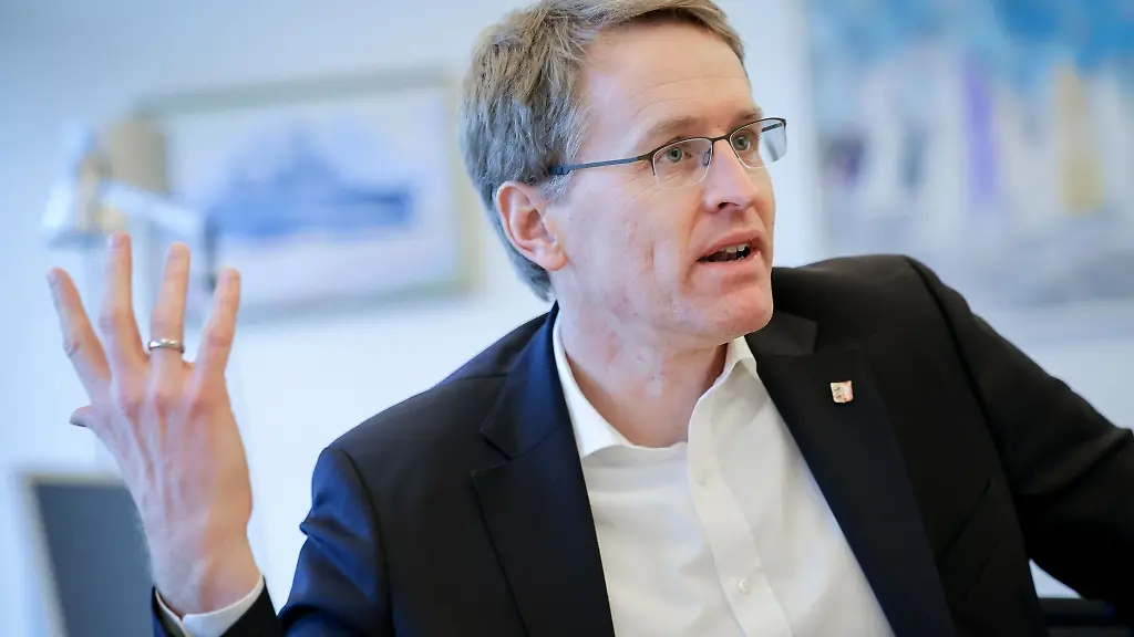 Daniel-Guenther-CDU-Ministerpraesident-von-Schleswig-Holstein-bei-einem-Interview-in-seinem-Buero-in-der-Staatskanzlei
