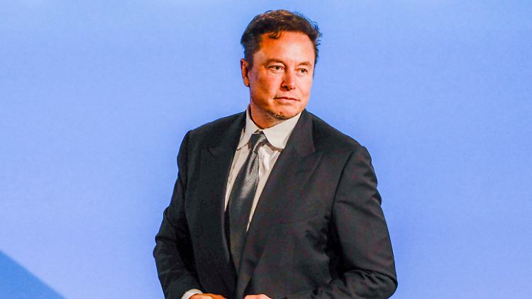 Seit seiner Twitter-Übernahme sorgt Elon Musk mit umstrittenen Entscheidungen für Wirbel im Unternehmen.
