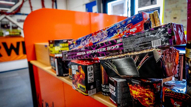 Auch in den Niederlanden wird zu Silvester gern geböllert. Fahnder fanden dort bereits tonnenweise illegales Feuerwerk.