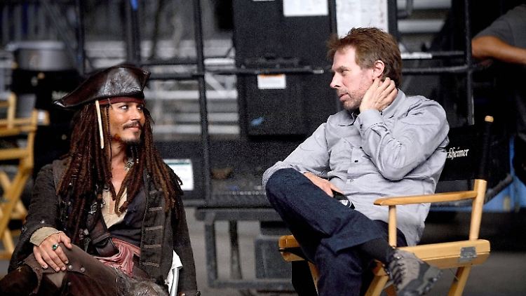 Johnny Depp (l.) und Jerry Bruckheimer am Set von "Fluch der Karibik" im Jahr 2007.