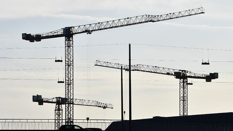 Kräne stehen auf einer Baustelle.