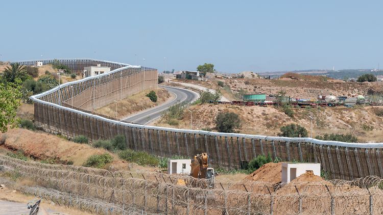 Die Grenze zwischen Marokko und dem spanischen Melilla ist schwer gesichert. Im Sommer starben mindestens 23 Menschen bei dem Versuch, sie zu überwinden.