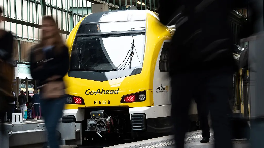 Ein-Zug-des-Bahnunternehmens-Go-Ahead-steht-am-Stuttgarter-Hauptbahnhof