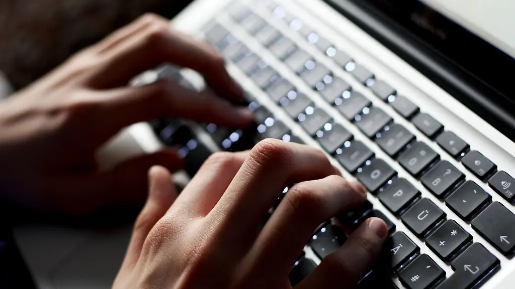 Haende-tippen-auf-einer-Tastatur