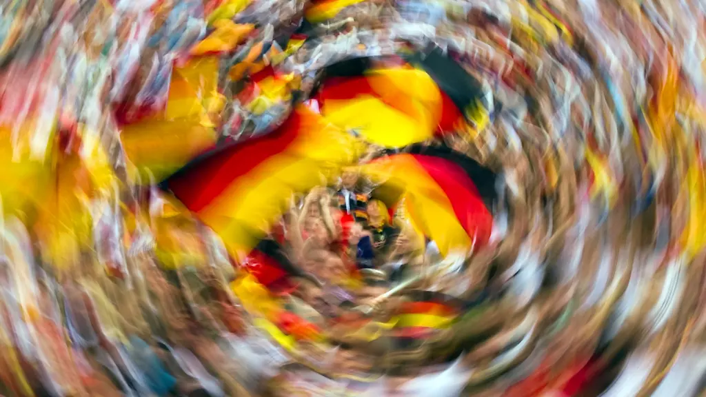 Mit-riesiger-Freude-schwenken-Deutschland-Fans-beim-Public-Viewin-ihre-Fahnen