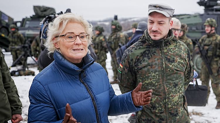 Bundesverteidigungsministerin Lambrecht besucht deutsche Gebirgsjäger auf einem Truppenübungsplatz in der Slowakei. 