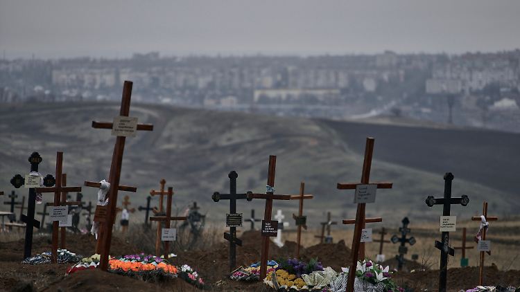 Neue Gräber in der Stadt Bachmut im Donbas.