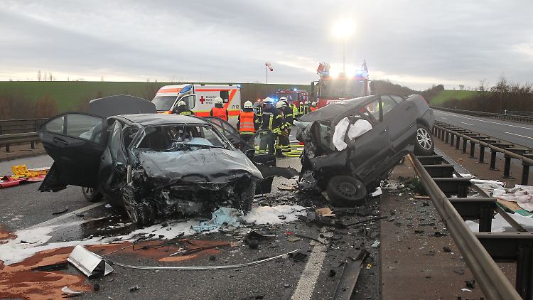 Nach Geisterfahrerunfall: Zwei komplett zerstörte Autos stehen nach dem Frontalzusammenstoß auf der A38. 