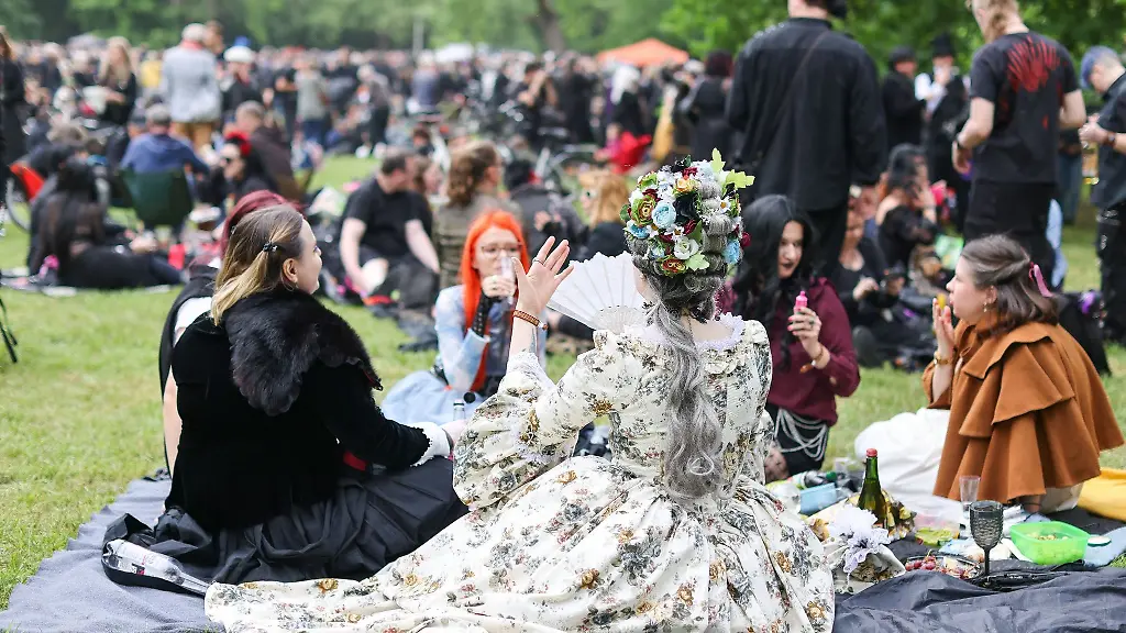 Besucher-des-31-Wave-Gotik-Treffens-nehmen-am-Viktorianischen-Picknick-teil