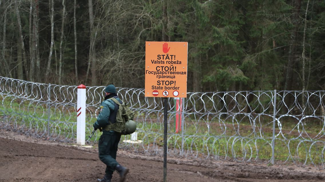 160 Versuche in einer Woche: Lettland erfasst erneut mehr versuchte irreguläre Einreisen an seiner Grenze zu Belarus.
