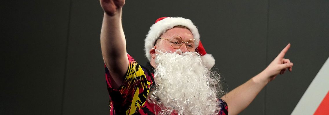Ricky Evans kommt im Weihnachtskostüm in die Arena.