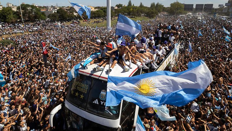 Kaum ein Durchkommen: Argentiniens Mannschaft in ihrem offenen Bus.