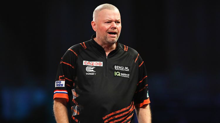 Die Spielvorbereitung hätte besser laufen können, Raymond van Barneveld überstand sein erstes Spiel bei der Darts-WM aber dennoch.