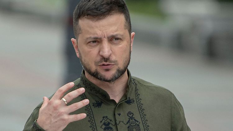 Wolodymyr Selenskyj, Präsident der Ukraine, spricht in Kiew mit Journalisten.