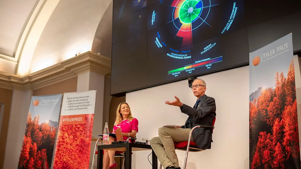 Tyler-Prize-Traeger-Johan-Rockstroem-im-Podiumsgespraech-mit-der-Direktorin-des-Alfred-Wegner-Instituts-Antje-Boetius-im-Audimax-der-Universitaet-Potsdam