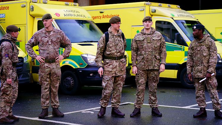 Rund 750 Militärangehörige helfen als Fahrer von Krankentransportern in Großbritannien aus. 