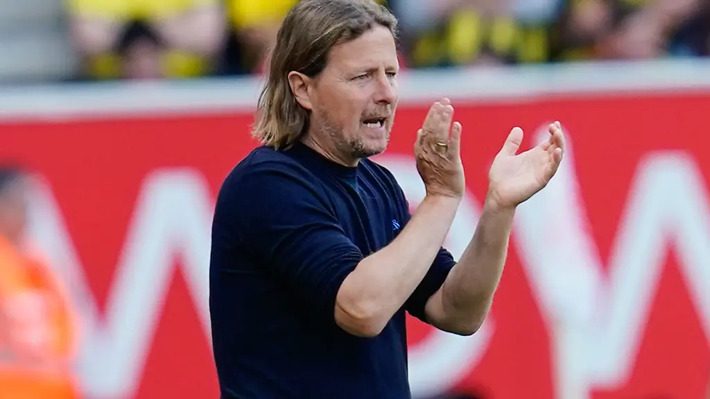 Bo-Henriksen-Trainer-beim-1-FSV-Mainz-05-applaudiert
