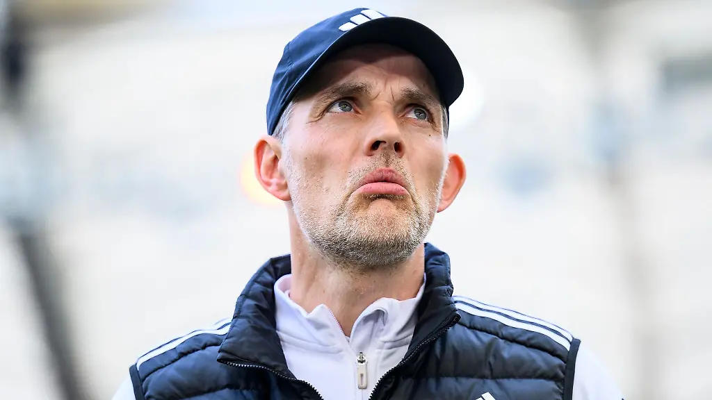 Muenchens-Trainer-Thomas-Tuchel-steht-vor-dem-Spiel-im-Stadion