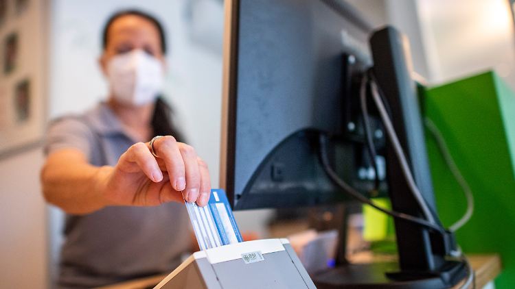 Die gesetzlichen Krankenkassen weisen 2023 ein Rekorddefizit in Höhe von 17 Milliarden Euro aus.