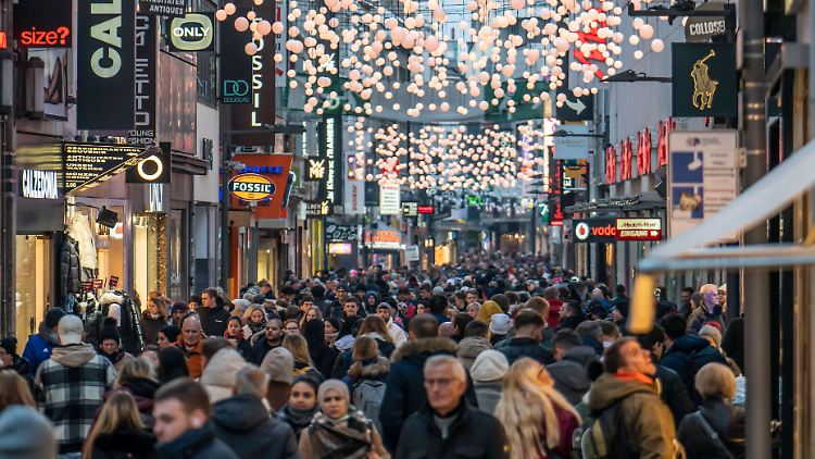 Für das Konsumklima im Januar erwartet die GfK eine weitere leichte Zunahme. 