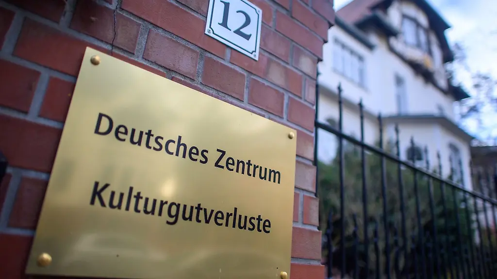 Deutsches-Zentrum-Kulturgutverluste-ist-auf-einem-Schild-zu-lesen