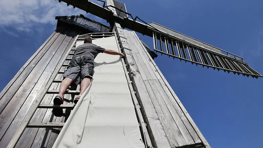 Mitglieder-des-Danstedter-Muehlenvereins-befestigen-an-der-Bockwindmuehle-Segel