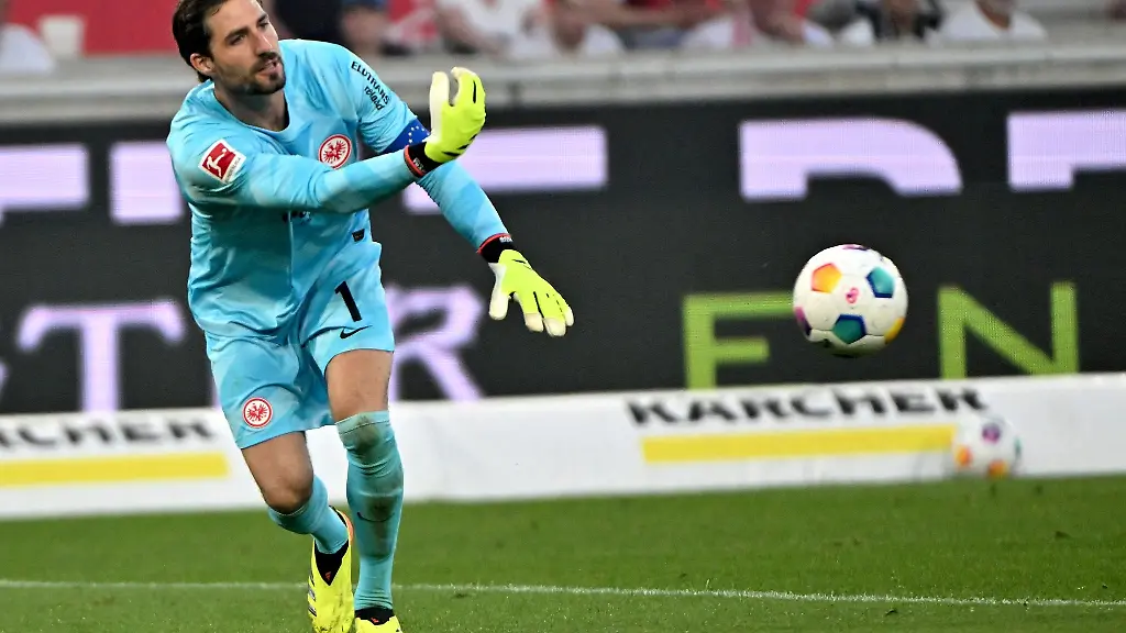 Kevin-Trapp-Torwart-von-Eintracht-Frankfurt-wirft-den-Ball