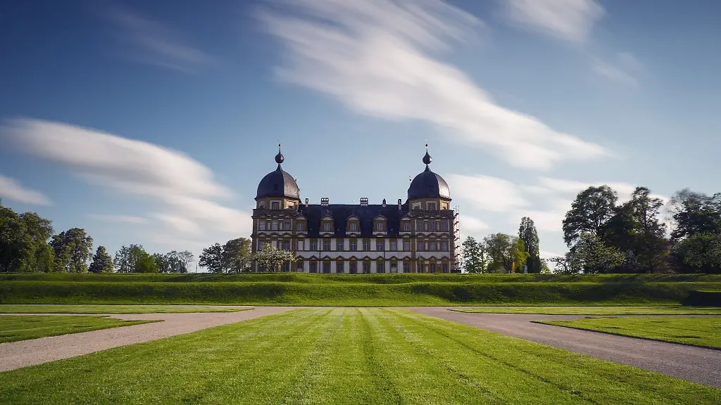 Wolken-ziehen-ueber-Schloss-Seehof-hinweg