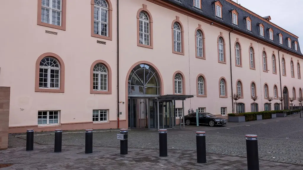 Im-ehemaligen-Neue-Zeughaus-ist-der-Sitz-der-Staatskanzlei-in-der-Landeshauptstadt-Mainz