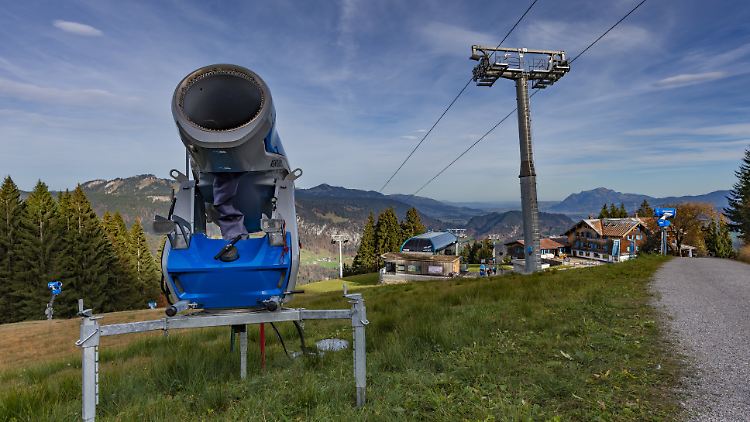 Schneekanonen sind selbst an traditionsreichen Wintersport-Orten wie Oberstdorf allgegenwärtig.